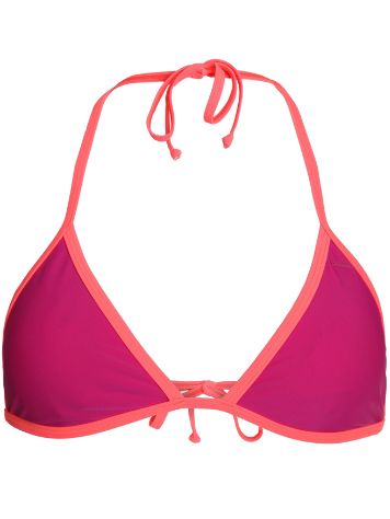 Ragazze i piccoli petti sulla spiaggia